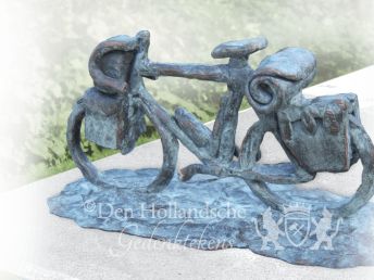 grafkunst-fiets-brons-op-licht-natuursteen.png
