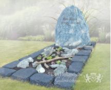 Grafmonument met blauw ruw natuursteen foto 1