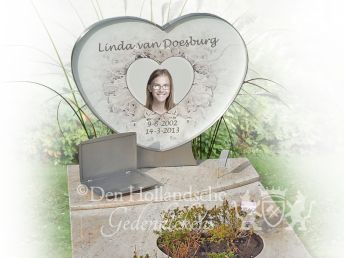 Grafmonument met letterplaat in hartvorm met foto