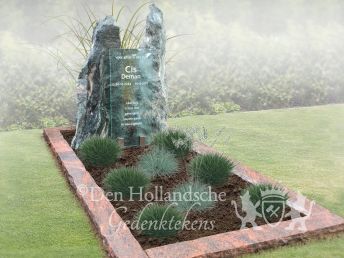 Grafmonument met natuurlijke zuilen en glazen letterplaat