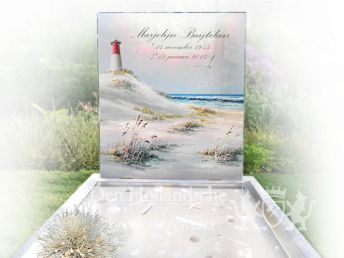 grafmonument met strand en vuurtoren - afbeelding in glas