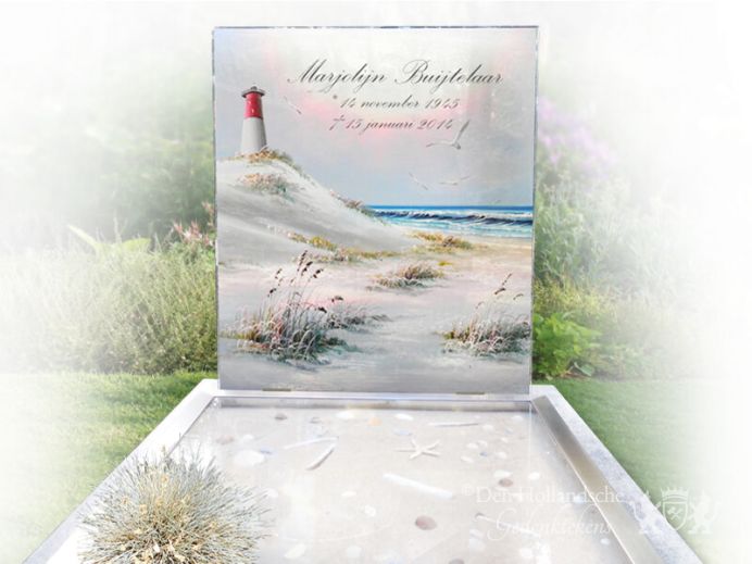 grafmonument met strand en vuurtoren - afbeelding in glas foto 1