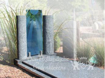 Grafmonument met twee zuilen van natuursteen