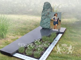 Grafmonument met zwerfkei en foto op glas