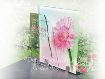 Grafsteen dubbele glazen letterplaat met bloem