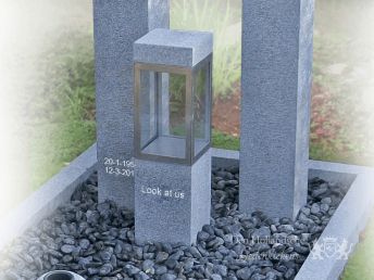 Grafsteen met drie zuilen en graflantaarn