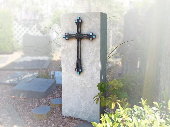 Grafsteen met kruis foto 1