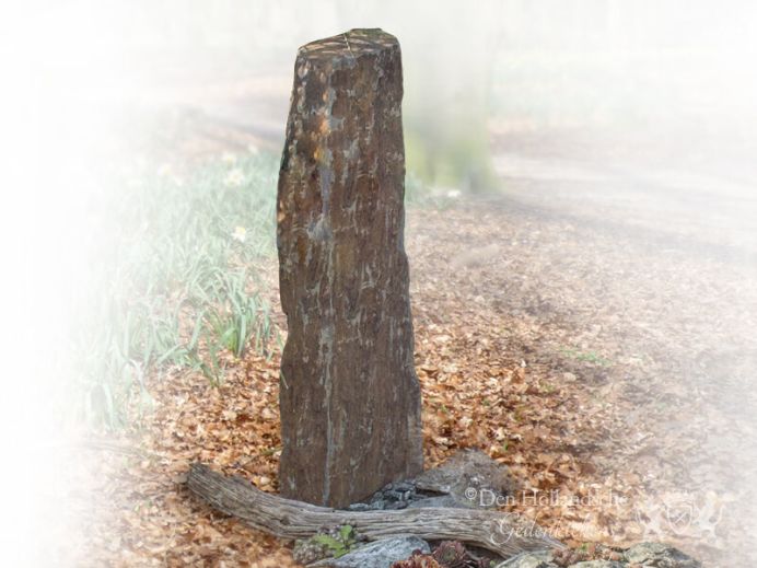 grafsteen-natuurbegraafplaats-natuurlijke-stenen-zuil.jpg foto 1