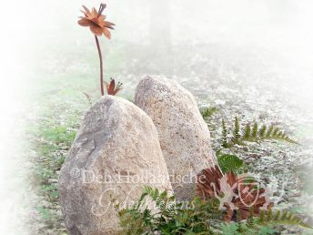 grafsteen-natuurbegraafplaats-zwerfkei-bloem-cortenstaal.jpg