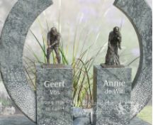 Grafsteen van natuursteen met twee bronzen beeldjes foto 3