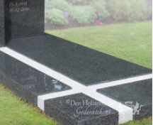 Grafsteen van zwart natuursteen met kruis foto 3