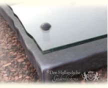 Grafzerk in lood met glas foto 1