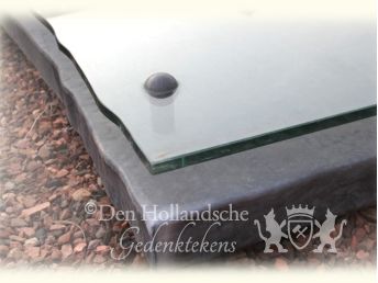 Grafzerk in lood met glas