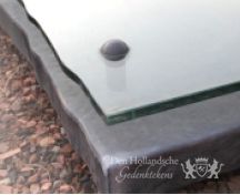 Grafzerk in lood met glas foto 2