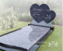 Hartvormige grafsteen met duif en palmtak foto 1