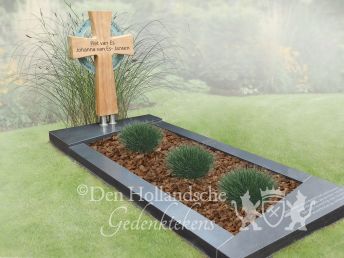 Houten kruis met glas op grafmonument