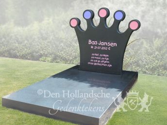 Kindermonument met kroon