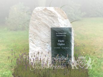 Kort grafmonument ruw natuursteen