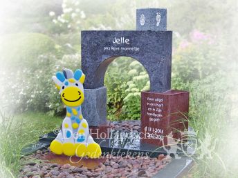 Kort kindermonument met speelblokken en giraf