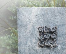 Lichte grafsteen met bronzen roosjes foto 2