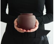  Seres kleine urne — roodbruin engobe 700 ml Seres kleine urne — roodbruin engobe 700 ml Home / Urnen webshop / Kleine urnen in keramiek SERES klein – handgemaakte urne in roodbruin engobe SERES klein – handgemaakte urne in rood foto 1