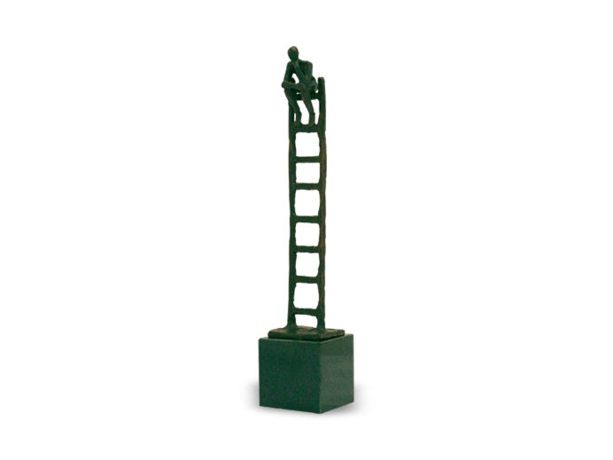 Bronze mini urn mens op ladder groen foto 1