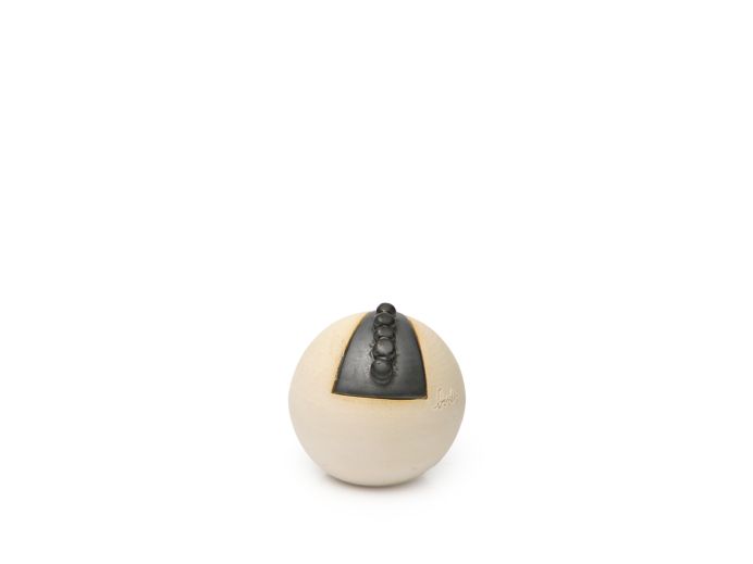 Keramische beige bolvormige urn met zwart element | 0.1L foto 1