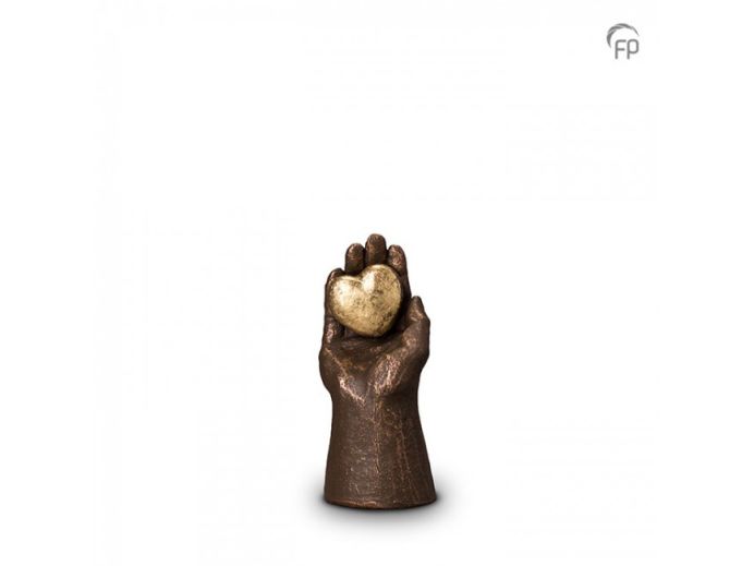 Keramische hand urn met hartje foto 1