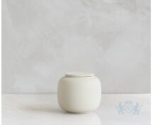 SERES klein – handgemaakte eco urne in zacht beige engobe foto 1