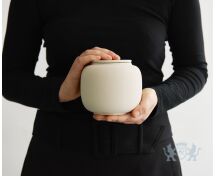 SERES klein – handgemaakte eco urne in zacht beige engobe foto 1