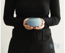 SERES mini – handgemaakte eco urne in grijsblauw engobe foto 1