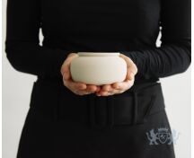 SERES mini – handgemaakte eco urne in zacht beige engobe foto 1