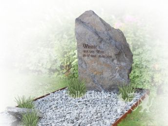 Natuurlijk gedenkteken met bronzen opschrift