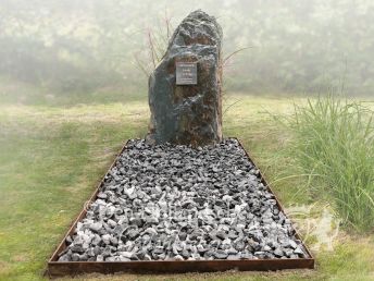 Natuurlijk grafmonument bronzen naamplaatje