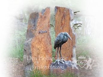 Natuurlijk grafmonument met bronzen reiger