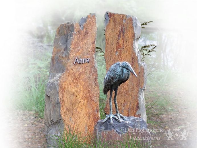 Natuurlijk grafmonument met bronzen reiger foto 1