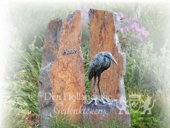 Natuurlijk grafmonument met bronzen reiger