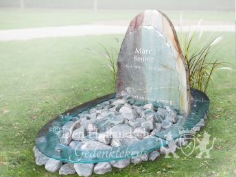 Natuurlijk grafmonument met gesmolten glas