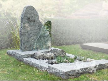 Natuurlijk grafmonument met glas en natuursteen