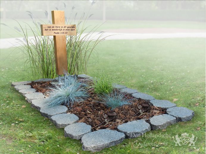 Natuurlijk grafmonument met houten kruis foto 1