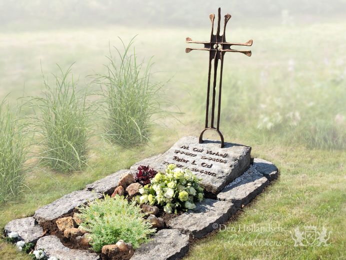 Natuurlijk grafmonument met kruis foto 1