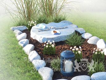 Natuurlijk kindermonument met witte keien