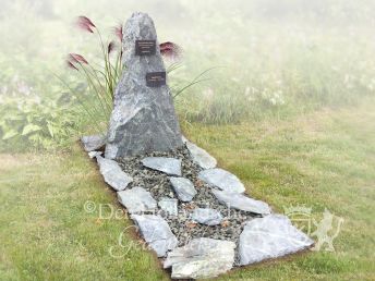 Natuurlijke ruwe steen grafmonument