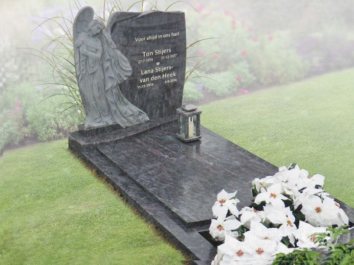 Natuursteen grafmonument met uitgehakte engel foto 1