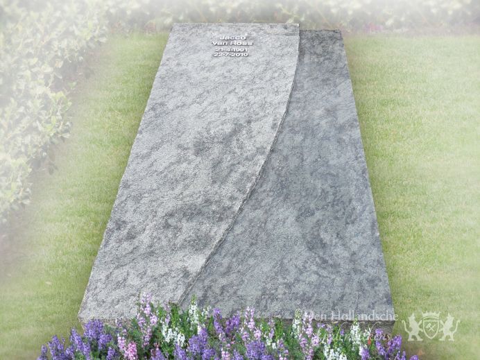 Natuurstenen grafzerk met groene tint foto 1