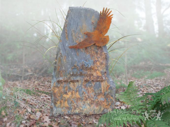 Ruwe grafsteen met vogel van cortenstaal foto 1