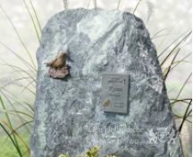 Ruwe grijsblauwe steen als grafmonument foto 2