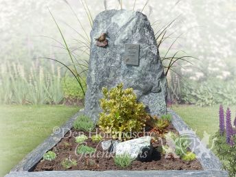 Ruwe grijsblauwe steen als grafmonument