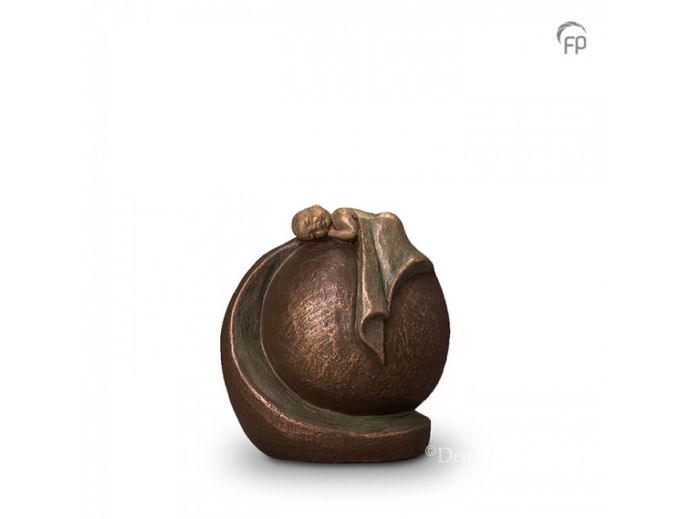 Bolvormige urn met baby van keramiek foto 1