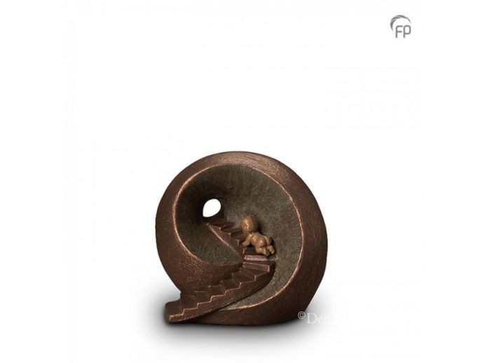 Keramische urn met baby op trap foto 1